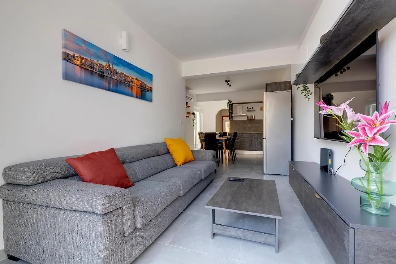 Central Sliema 3-Bedroom Retreat Apartament