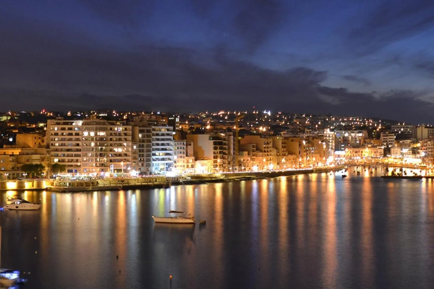 Central Sliema 3-Bedroom Retreat Apartament