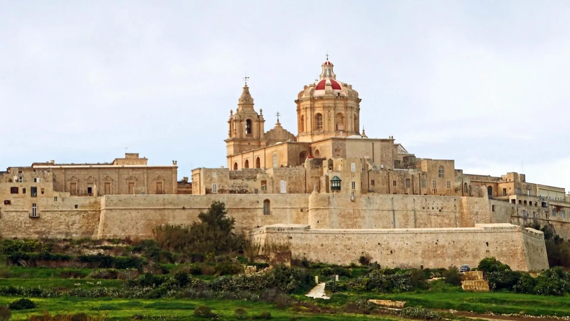 Central Sliema 3-Bedroom Retreat Apartament